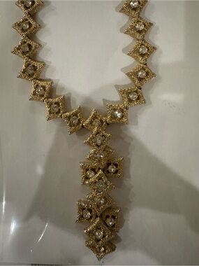 Ciner, vintage, Elegant Gold-Tone Statement Necklace with Crystal Accents